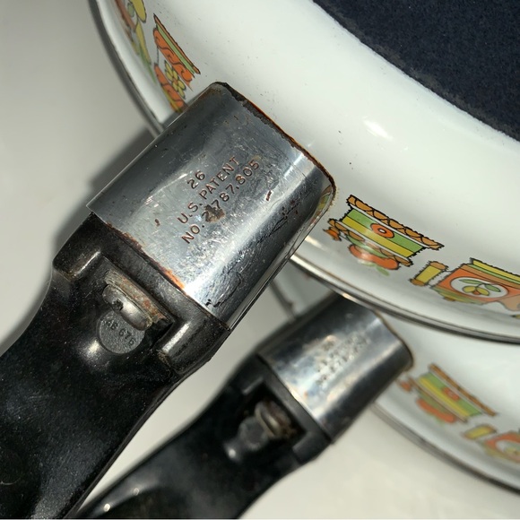 v i n t a g e :: 3 Vibrant Midcentury Enamel Pans Pot Cookware - Picture 12 of 15